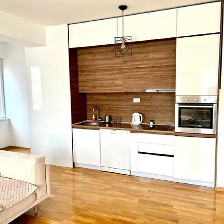 Apartment Modern Karpos *