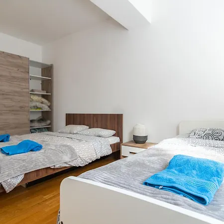Apartment Modern Karpos *